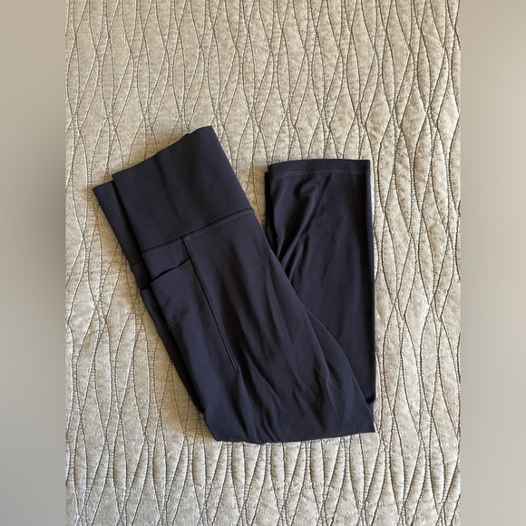 Athleta Salutation Stash Pocket Navy Blue Capri Leggings Size S - Picture 4 of 9